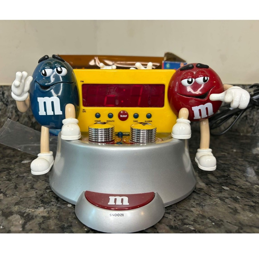 M&M's Blue and Red Character Digital Alarm Clock AM/FM Radio‎ 841.396 Novelty